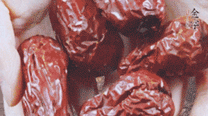 紅棗洗凈，對(duì)半剪開。