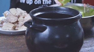 另起砂鍋，依次放入蘿卜、羊肉、火腿蹄片，加料酒、清水沒(méi)過(guò)食材。