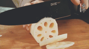 蔬菜清洗干凈切片。