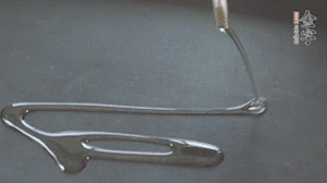 鍋中加少許油，爆香蔥姜蒜、香料 ，喜歡麻的也可以加點(diǎn)花椒！接著放入郫縣豆瓣醬煸炒出紅油。