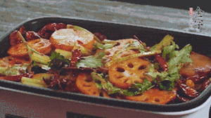 加入金字麻辣香腸，翻炒5分鐘左右。再加入之前準(zhǔn)備好的蔬菜，翻炒均勻，最后放入蝦。