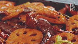 撒上芝麻和蔥，一道鮮香熱辣的麻辣香腸香鍋就做好了！