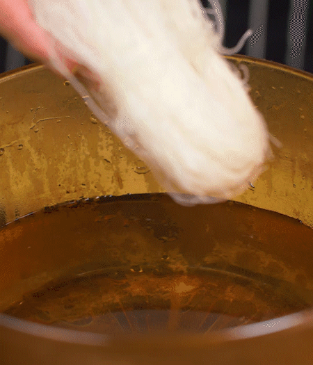 咸肉剁成咸肉糜，加入蔥姜末、香油攪拌均勻。