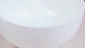 香腸切片，南瓜洗凈去皮切小塊，洋蔥切絲，米淘洗干凈備用。