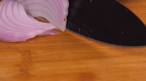 鍋中少許油，熱油倒入香腸煸炒出油，倒入南瓜塊、洋蔥翻炒片刻。