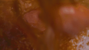 米放電飯鍋，倒入配菜，湯汁一起倒入（湯汁剛好沒過食材即可），電飯鍋開啟煮飯模式，煮好燜20分鐘，撒蔥花。