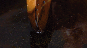 茄子切成長條，拍上生粉入油鍋炸制。