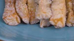 炸制油溫在7成左右，茄子炸至金黃色即可撈出。