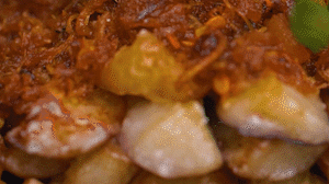 把茄子一條一條的擺好放在盤子上，上鍋蒸制3到4分鐘，出鍋后撒上蔥花。