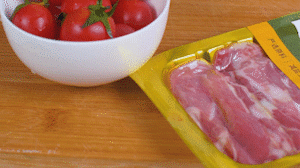 洋蔥、土豆切丁塊，火腿切小片，小番茄對半切開。