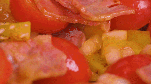 接著放入土豆和洋蔥，翻炒兩分鐘斷生。