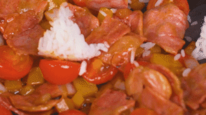 將米飯倒入鍋中搗散，同其他食材混合拌炒均勻關(guān)火。