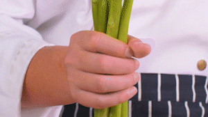 蘆筍刨去老筋，斜切小段。