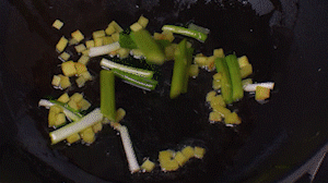 鍋中熱油，依次下姜粒、蔥段、蘆筍炒香。