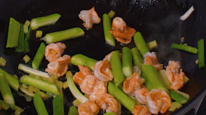 加入煎好的蝦仁，XO醬，以適量鹽、糖進(jìn)行調(diào)味翻炒。