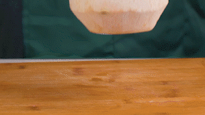 椰子切開頂部，把椰子水倒出，再把椰肉切片。