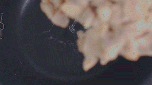 把雞、火腿、椰子水、椰肉、姜、紅棗放入電飯鍋，按下煲湯功能。