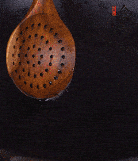 鍋中多倒些花生油，油溫達(dá)80度時(shí)，下芋頭丁炸 40 秒，直到表皮金黃，撈出待用。