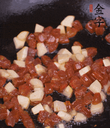 鍋中熱油，下香腸丁、茭白丁大火炒出香味。倒入米飯拍散，炒2～3分鐘。