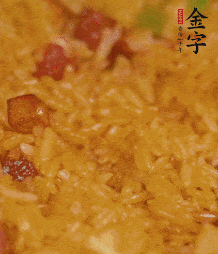 放一撮鹽、生抽少許，倒入炸好的芋頭。最后撒蔥花、蒜末翻炒均勻。