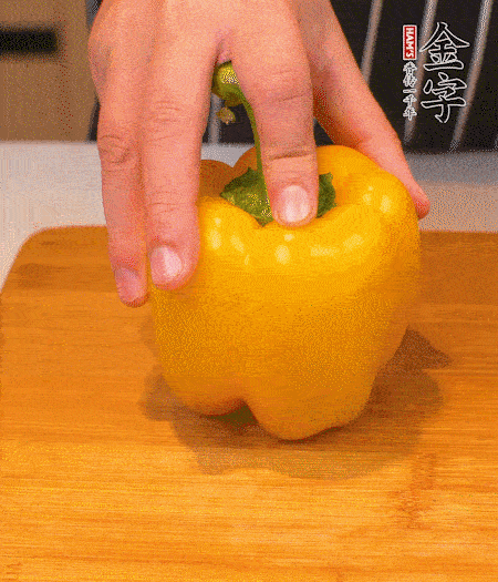 干花菇提前泡發(fā)，胡蘿卜、青椒、黃椒和花菇切丁，小紅椒切圈，小蔥切末。