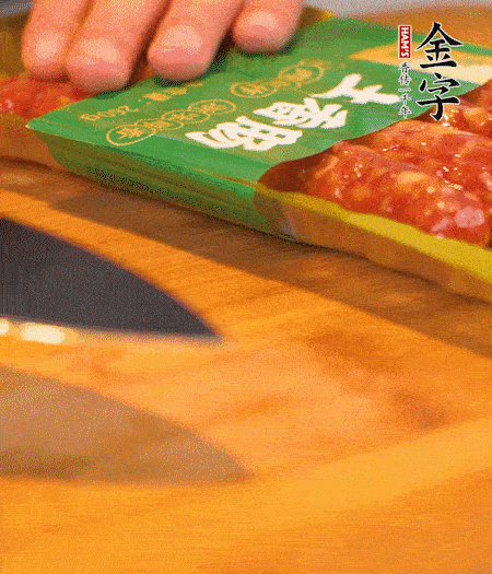 洋蔥切丁，金字土香腸切片。