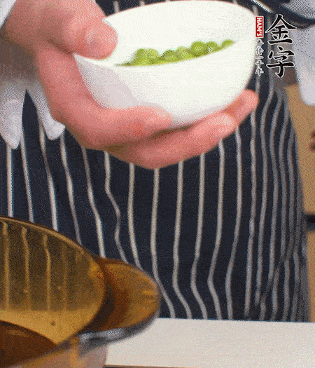 胡蘿卜、豌豆和干花菇焯水。