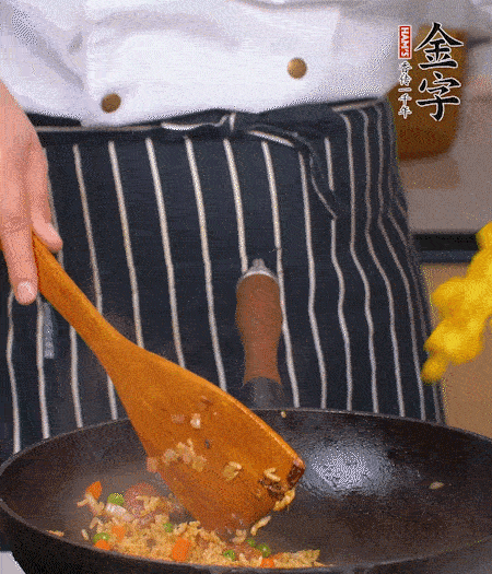 加咖喱塊、少許鹽、白糖調(diào)味，炒至咖喱塊融化后，倒米飯，翻炒至每粒米飯都包裹上咖喱，再放黃椒、青椒粒，出鍋前加菠蘿粒和小蔥翻拌均勻。