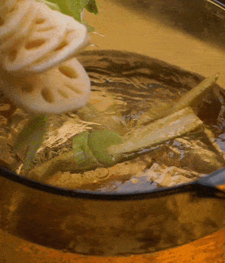 把玉米筍（對半切開）、西芹（切斜片）、蓮藕（切片），放入開水鍋內(nèi)，加點少許鹽、油，汆燙2分鐘。