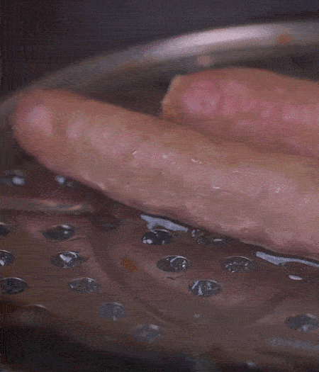 金字10°鮮低溫香腸蒸10分鐘后，切片。