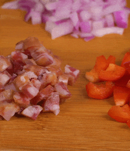 黃椒、紅椒、白洋蔥、土豆、大蔥分別切丁。金字10°鮮低溫香腸切丁。