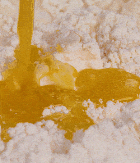 加融化的30g黃油（要不熱再倒）、黃椒、紅椒、白洋蔥、土豆、大蔥、香腸繼續(xù)攪拌均勻。