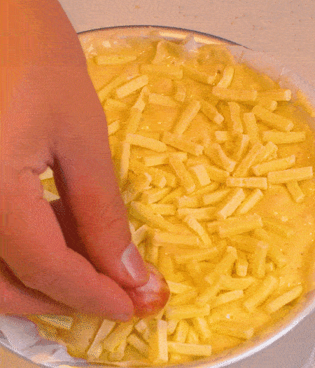 撒上馬蘇里拉芝士，用香腸片裝飾表面，180攝氏度烤箱烤20-25分鐘。