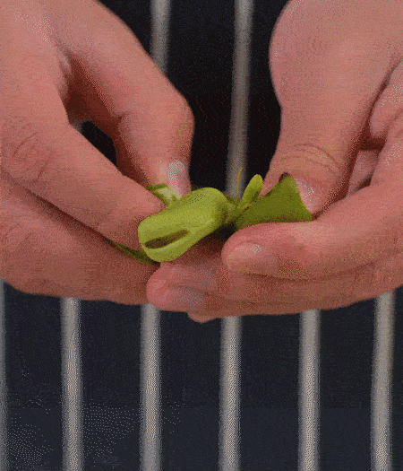 選用鮮嫩蠶豆，剝?nèi)ネ鈿ち粝露姑紫磧?，掰開成兩瓣。