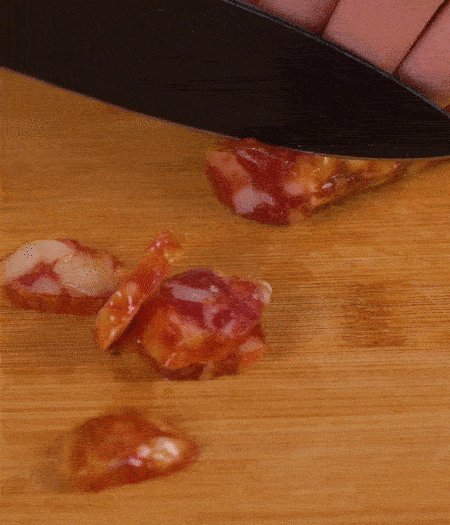 香腸切薄片。