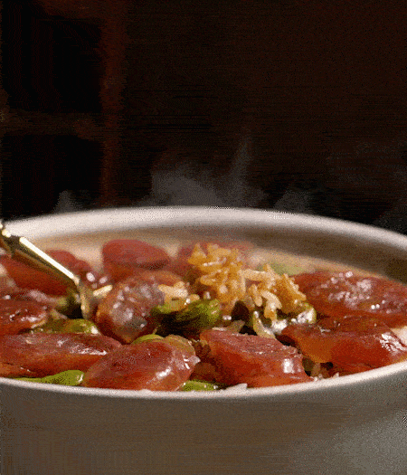 用生抽、白糖、蠔油、芝麻油調(diào)個汁，淋汁、攪拌、開吃。