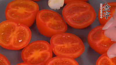 洗凈晾干的小番茄，對半切開，加切塊的大蒜、迷迭香、黑胡椒、橄欖油190度烤40分鐘、200度烤20分鐘。