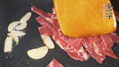 意面按照包裝時間煮熟過涼水，金字淡火腿切成小片。