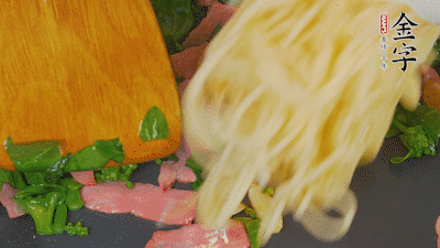 鍋中倒油燒熱，蒜片煸香，淡火腿略翻炒。