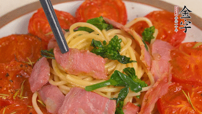 加菜花翻炒1分鐘后加意面，翻炒1分鐘后用少許鹽、黑胡椒調味即可。