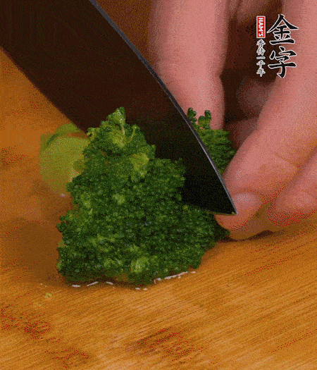 西蘭花用淡鹽水浸泡十幾分鐘后過開水焯燙熟后撈出。