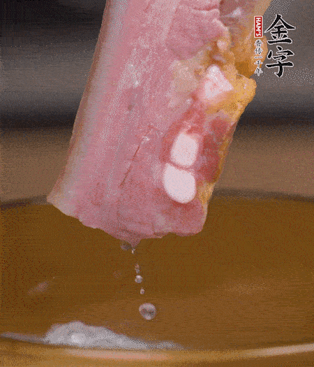 煮過的西蘭花切碎。煮熟的淡咸肉切丁。