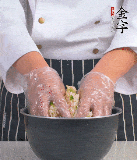 米飯中放西蘭花碎、咸肉丁，加少許黑胡椒、十來滴橄欖油拌勻。