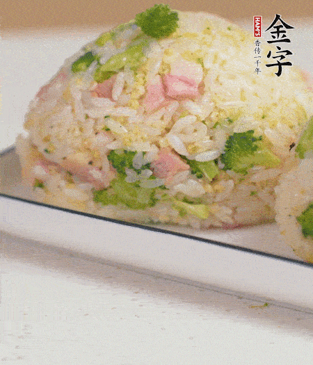 拌好的飯攥成飯團(tuán)。