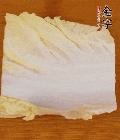 一片白菜一片淡火腿交替疊起，疊個(gè)兩三層放進(jìn)鍋內(nèi)，直到塞滿鍋。