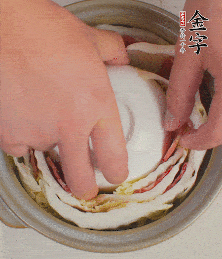 寬度剛好是鍋的高度?？垡粋€(gè)小碗更有助于幫助造型。