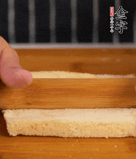 吐司切去四邊，搟??；烤腸竹簽穿過。