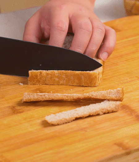 取1片黑麥吐司片，去掉邊邊，涂上一層蛋黃醬。