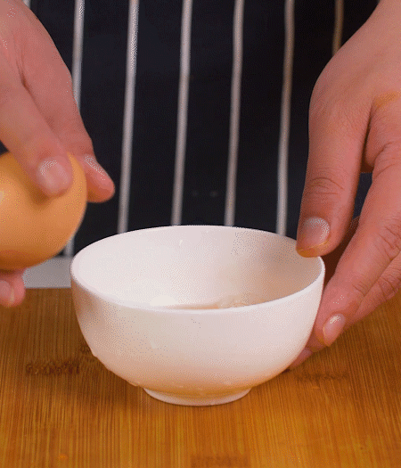 起鍋熱油，蛋液煎成雞蛋碎。金字淡咸肉切成絲。