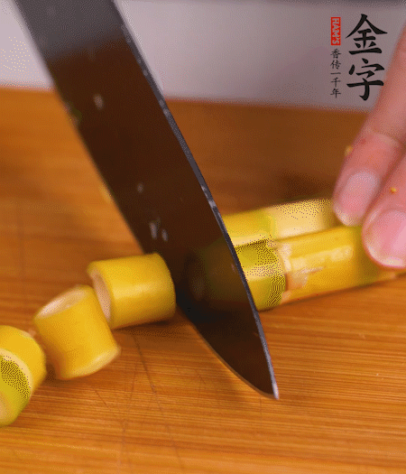 小野筍剝?nèi)ネ馄ぃ谐尚《巍?>
					</div>
					<span>步驟 2/7</span>
					<p>小野筍剝?nèi)ネ馄?，切成小段?/p>
				</li><li>
					<div   id=